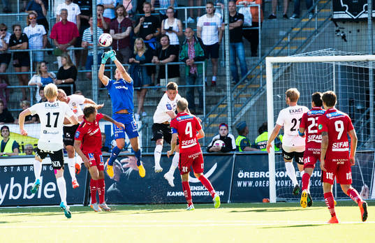 Norrköpings målvakt David Mitov Nilsson räddar