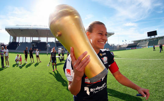 Linköpings Charlotte Rohlin jublar med bucklan
