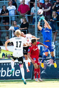 Norrköpings målvakt David Mitov Nilsson räddar