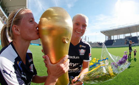Målgörare Linköpings Vera Diatel och Stina Blackstenius