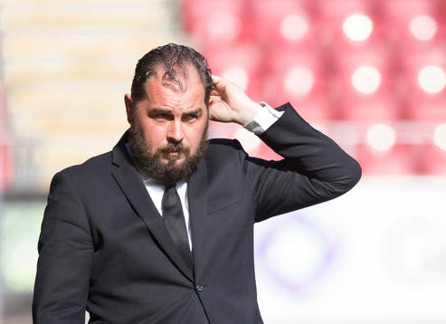 Örebros tränare Alexander Axén ser bekymrad ut