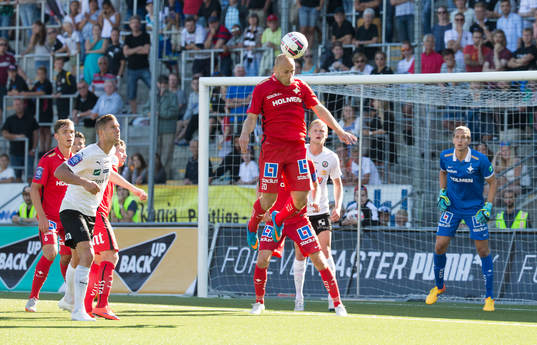 Norrköpings Daniel Sjölund nickar