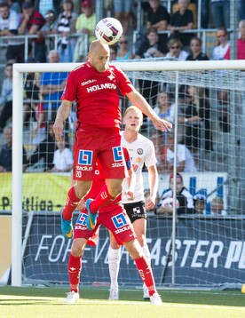 Norrköpings Daniel Sjölund nickar