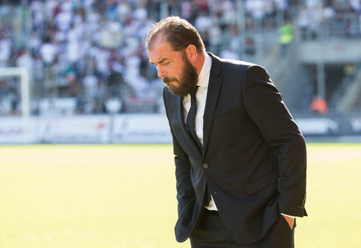 Örebros tränare Alexander Axén ser deppig ut