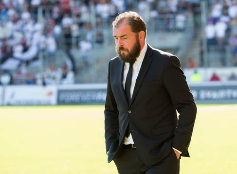 Örebros tränare Alexander Axén ser deppig ut