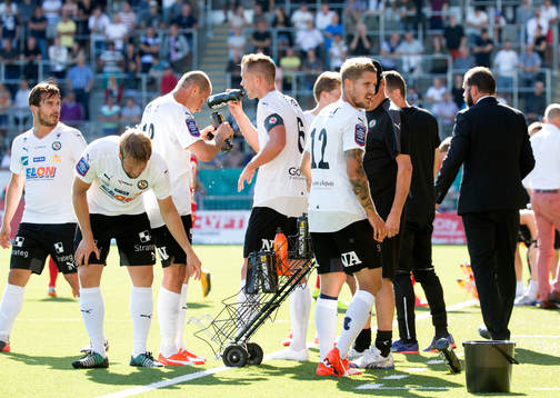 Örebros spelare tar en vatten paus