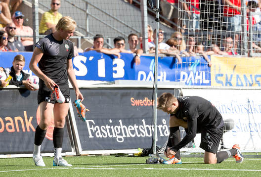 Örebros målvakt Oscar Jansson byter skor