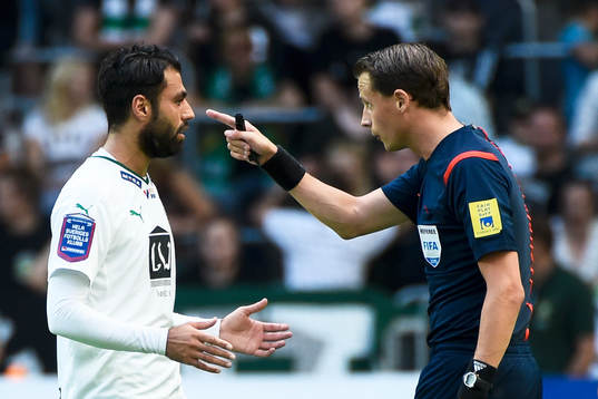 Hammarbys Imad Khalili diskuterar med domare Andreas Ekberg