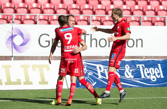 Norrköpings Emir Kujovic kramas om av Arnor Ingvi