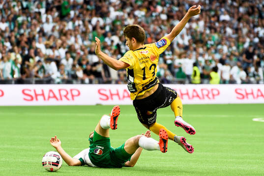 Elfsborgs Arber Zeneli faller