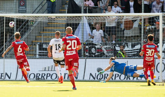 Norrköpings målvakt David Mitov Nilsson ser bollen gå in