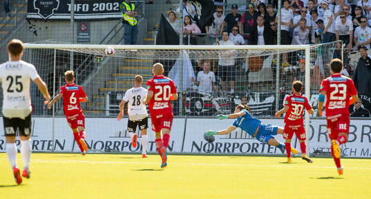 Norrköpings målvakt David Mitov Nilsson ser bollen gå in