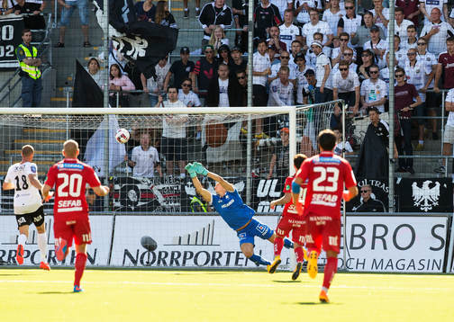 Norrköpings målvakt David Mitov Nilsson ser bollen gå in