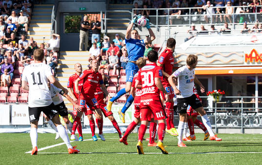 Norrköpings målvakt David Mitov Nilsson räddar