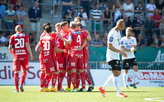 Norrköpings spelare firar Arnor Ingvi Traustasons mål 0-1