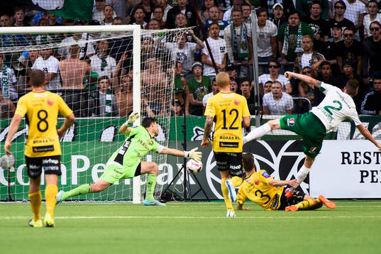 Hammarbys Birkir Már Saevarsson faller över Elfsborgs