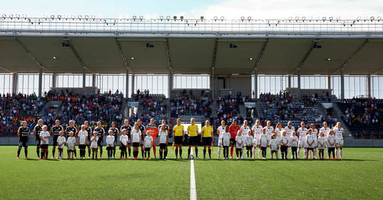 Linköping och Rosengård före fotbollsmatchen finalen i