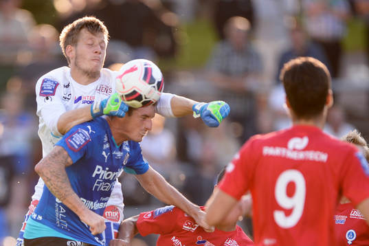Åtvidabergs målvakt Gustav Jansson och Halmstads James