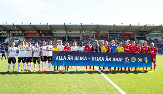 Örebros spelare och Norrköpings spelare håller upp
