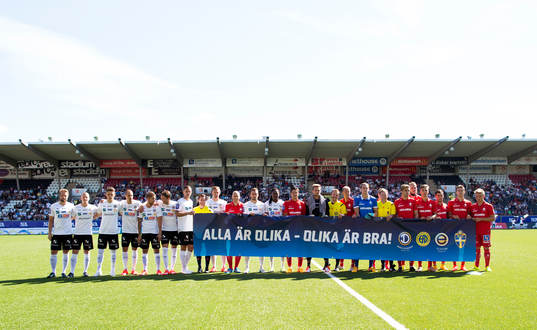 Örebros spelare och Norrköpings spelare håller upp