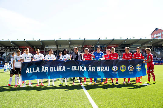 Örebros spelare och Norrköpings spelare håller upp
