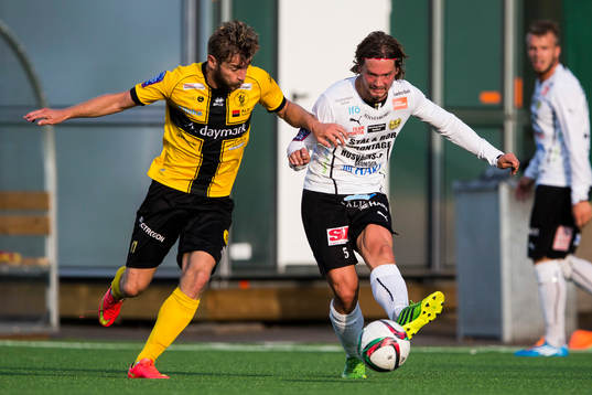 Frej Täbys Christophe Lallet i kamp om bollen med