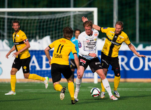 Mjällbys David Löfquist i kamp om bollen med Frej Täbys