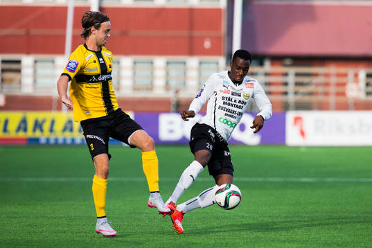 Frej Täbys Jacob Glasberg och Mjällbys Theophilus Ola