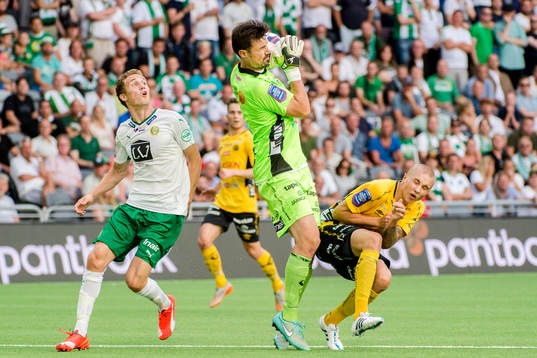 Elfsborgs målvakt Kevin Stuhr Ellegaard räddar bollen i