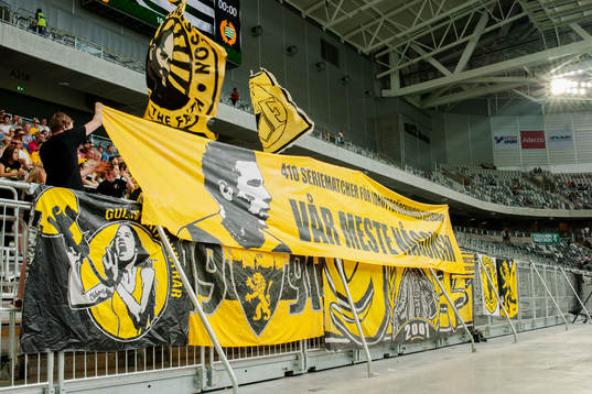 Elfsborgs supportrar hyllar Elfsborgs Anders Svensson med