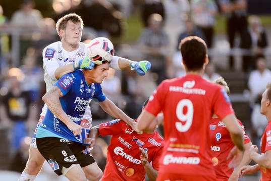 Åtvidabergs målvakt Gustav Jansson och Halmstads James