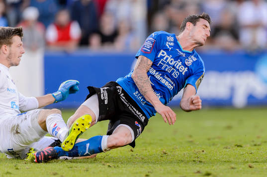 Åtvidabergs målvakt Gustav Jansson och Halmstads James