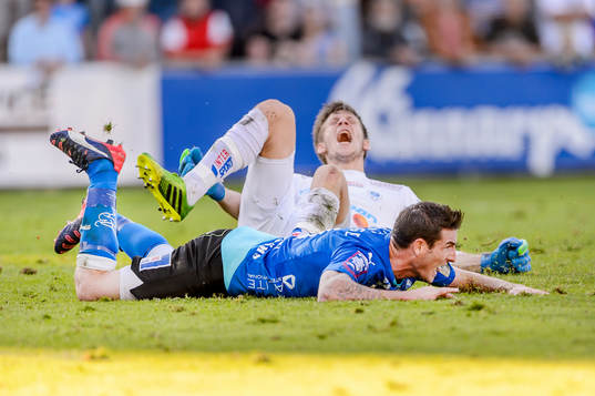 Åtvidabergs målvakt Gustav Jansson och Halmstads James