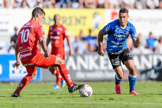 Åtvidabergs Mauricio Albornoz och Halmstads Matthew Rusike