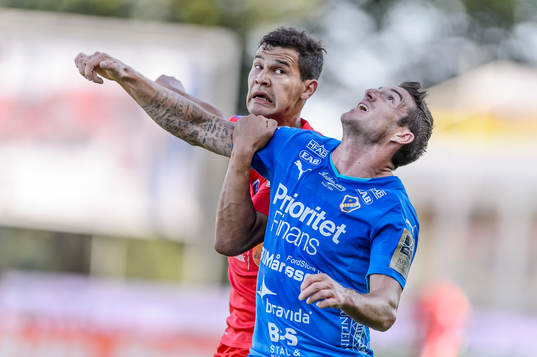 Åtvidabergs Mauricio Albornoz och Halmstads James Keene