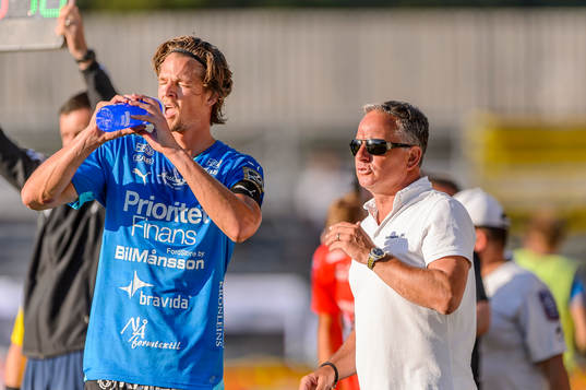 Halmstads tränare Janne Jönsson ger instruktioner till