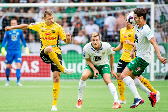 Elfsborgs Jon Jönsson rensar bort bollen