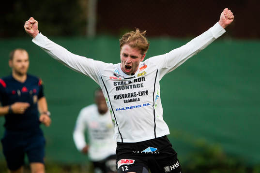 Mjällbys Simon Sjöblom jublar