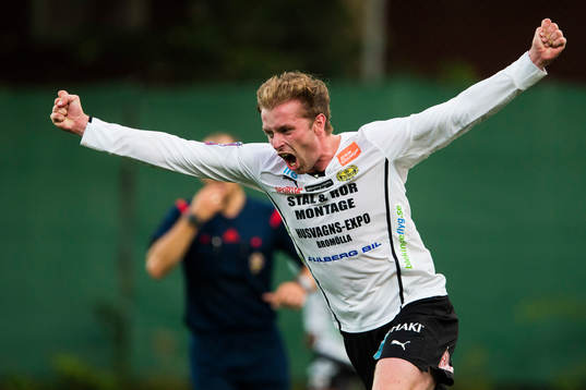 Mjällbys Simon Sjöblom jublar