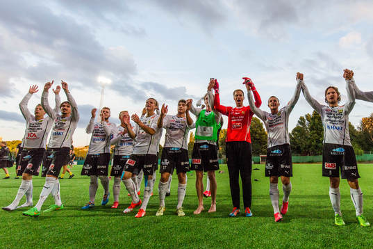 Mjällbys spelare firar segern