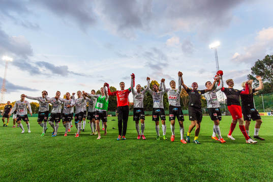 Mjällbys spelare firar segern