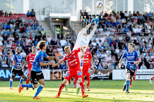 Åtvidabergs målvakt Gustav Jansson boxar bort bollen