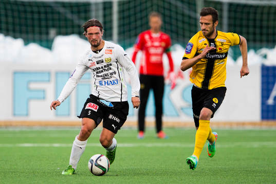 Mjällbys William Leandersson och Frej Täbys Sasa Plavsic