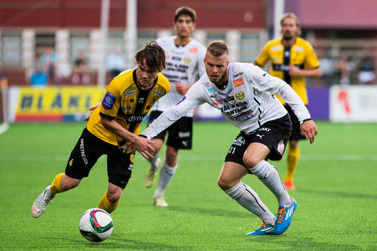 Frej Täbys Filip Almström-Tähti i kamp om bollen med