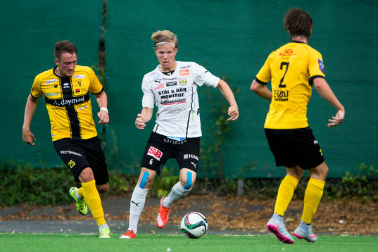 Frej Täbys Smajl Suljevic och Mjällbys Eric Björkander