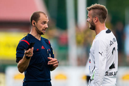 Domare Adnan Jukic samtalar med Mjällbys Simon Nilsson