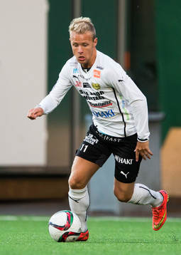 Mjällbys Joel Wedenell med bollen