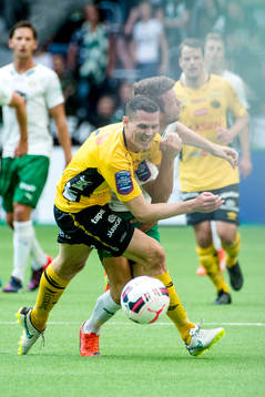 Elfsborgs Jon Jönsson i en kollision med Hammarbys Måns