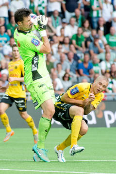 Elfsborgs målvakt Kevin Stuhr Ellegaard räddar skott med