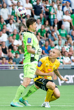 Elfsborgs målvakt Kevin Stuhr Ellegaard räddar skott med